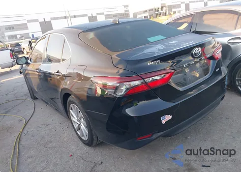 2021 Toyota Camry Le z USA, uszkodzony, nr VIN 4T1C11AK7MU553433